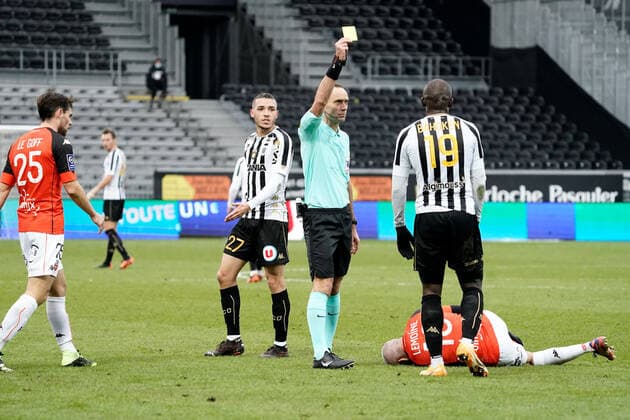 Thomas LEONARD (ARBITRE) - CARTON JAUNE FOOTBALL : Angers vs Lorient - Ligue 1 Uber Eats - 06 12 2020 FEP Panoramic 
