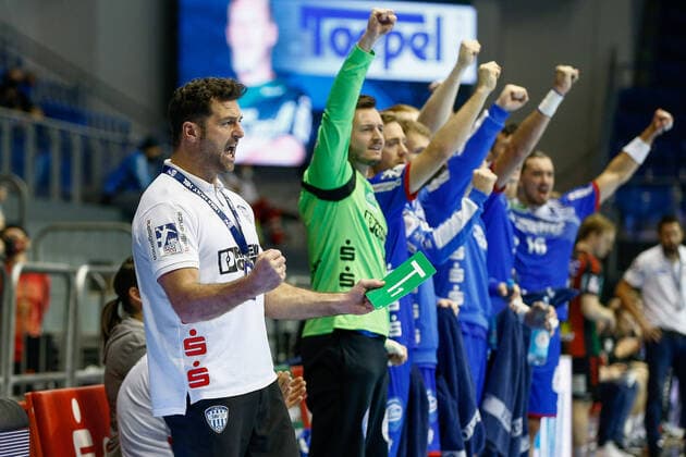 05.12.2020, xtgx, Handball Liqui Moly HBL, SC Magdeburg - TBV Lemgo Lippe emspor, v.l. Florian Kehrmann (Lemgo, Trainer) Jubel, Torjubel, jubelt ueber das Tor, celebrate the goal, celebration Magdeburg
