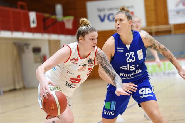 Basketball - Toyota 1. DBBL - GiroLive-Panthers Osnabrück vs. GISA LIONS SV Halle am 06.12.2020 in der OSC-Halle in Osnabrück. v.li. Samantha Fuehring (GiroLive-Panthers Osnabrück) im Zweikampf gegen Klaudia Grudzien (GISA LIONS SV Halle) Osnabrück OSC-Halle Niedersachsen Deutschland