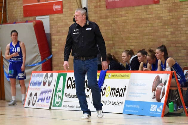 Basketball - Toyota 1. DBBL - GiroLive-Panthers Osnabrück vs. GISA LIONS SV Halle am 06.12.2020 in der OSC-Halle in Osnabrück. Trainer Peter Kortmann (GISA LIONS SV Halle) unzufrieden, enttäuscht, niedergeschlagen. Osnabrück OSC-Halle Niedersachsen Deutschland