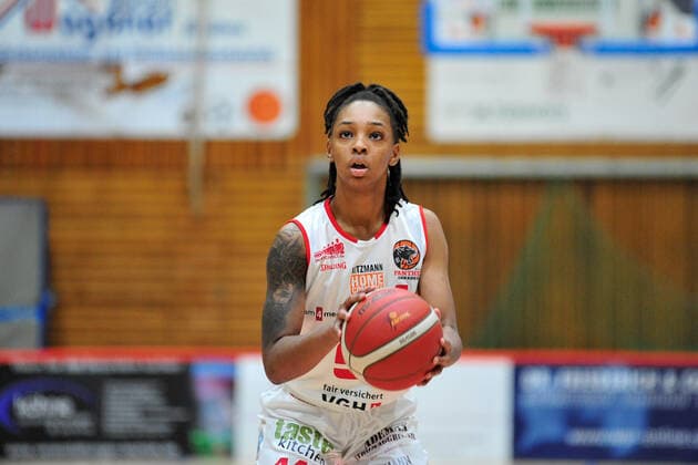 Basketball - DBBL - 06. Spieltag GiroLive Panthers Osnabrück - GISA LIONS SV Halle am 06.12.2020 in der OSC Halle in Osnabrück Allazia Blockton (Osnabrück) beim Freiwurf