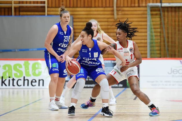 Basketball - Toyota 1. DBBL - GiroLive-Panthers Osnabrück vs. GISA LIONS SV Halle am 06.12.2020 in der OSC-Halle in Osnabrück. v.li. Candice White (GISA LIONS SV Halle) im Zweikampf gegen Allazia Blockton (GiroLive-Panthers Osnabrück) Osnabrück OSC-Halle Niedersachsen Deutschland