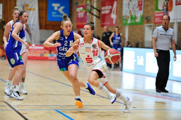 Basketball - DBBL - 06. Spieltag GiroLive Panthers Osnabrück - GISA LIONS SV Halle am 06.12.2020 in der OSC Halle in Osnabrück Jenny Strozyk (Osnabrück) im Zweikampf mit Darien Huff (Halle)