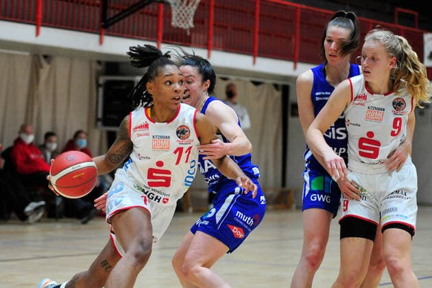 Basketball - DBBL - 06. Spieltag GiroLive Panthers Osnabrück - GISA LIONS SV Halle am 06.12.2020 in der OSC Halle in Osnabrück Allazia Blockton (Osnabrück) im Zweikampf mit Eilidh Simpson (Halle)