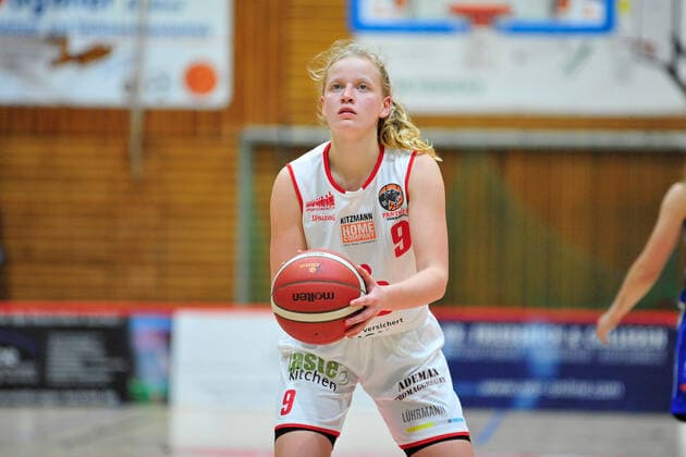 Basketball - DBBL - 06. Spieltag GiroLive Panthers Osnabrück - GISA LIONS SV Halle am 06.12.2020 in der OSC Halle in Osnabrück Emma Eichmeyer (Osnabrück) beim Freiwurf