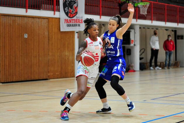 Basketball - DBBL - 06. Spieltag GiroLive Panthers Osnabrück - GISA LIONS SV Halle am 06.12.2020 in der OSC Halle in Osnabrück Allazia Blockton (Osnabrück) im Zweikampf mit Laura Schinkel (Halle)