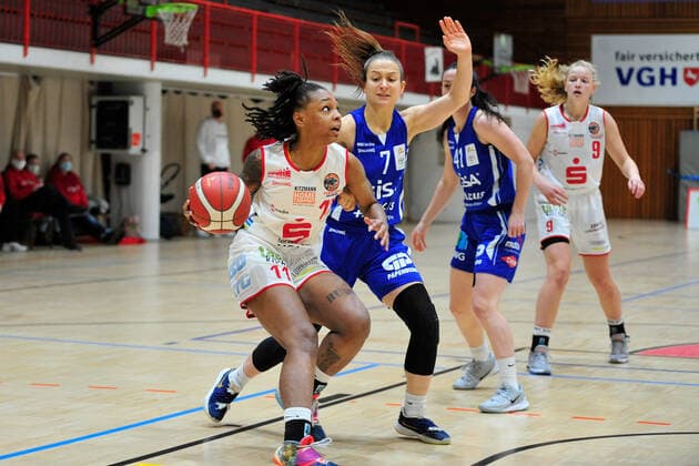 Basketball - DBBL - 06. Spieltag GiroLive Panthers Osnabrück - GISA LIONS SV Halle am 06.12.2020 in der OSC Halle in Osnabrück Allazia Blockton (Osnabrück) im Zweikampf mit Laura Schinkel (Halle)