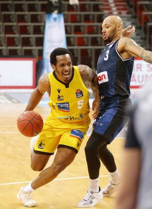 Ludwigsburg , Basketball easyCredit BBL Bundesliga , MHP RIESEN Ludwigsburg vs. HAKRO Merlins Crailsheim , von links: Barry Brown ( Riesen ) Maurice Stuckey ( Crails )