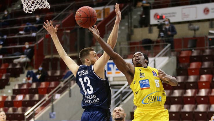 Ludwigsburg , Basketball easyCredit BBL Bundesliga , MHP RIESEN Ludwigsburg vs. HAKRO Merlins Crailsheim , von links: Radii Caisin ( Crails ) Barry Brown ( Riesen )