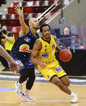 Ludwigsburg , Basketball easyCredit BBL Bundesliga , MHP RIESEN Ludwigsburg vs. HAKRO Merlins Crailsheim , von links: Maurice Stuckey ( Crails ) Barry Brown ( Riesen )