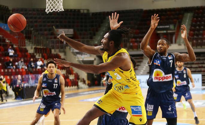 Ludwigsburg , Basketball easyCredit BBL Bundesliga , MHP RIESEN Ludwigsburg vs. HAKRO Merlins Crailsheim , Laleen Smith ( Riesen )