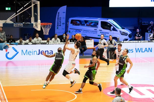 BARMER 2. Basketball Bundesliga ProA 9. Spieltag Saison 2020 2021 am 6.12.2020 Science City Jena vs RÖMERSTROM Gladiators Trier Mitte: Dennis Nawrocki (Jena) beim Korbleger gegen Chase Charles-Thomas Adams (Trier) Sparkassen Arena Jena
