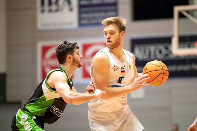 BARMER 2. Basketball Bundesliga ProA 9. Spieltag Saison 2020 2021 am 6.12.2020 Science City Jena vs RÖMERSTROM Gladiators Trier v.re. Melvin Jostmann (Jena) am Ball gegen Daniel Thomas Monteroso (Trier) Sparkassen Arena Jena
