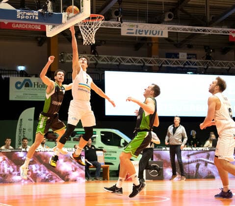 BARMER 2. Basketball Bundesliga ProA 9. Spieltag Saison 2020 2021 am 6.12.2020 Science City Jena vs RÖMERSTROM Gladiators Trier Mitte: Dennis Nawrocki (Jena) beim Korbleger gegen links Thomas Grün (Trier) Sparkassen Arena Jena