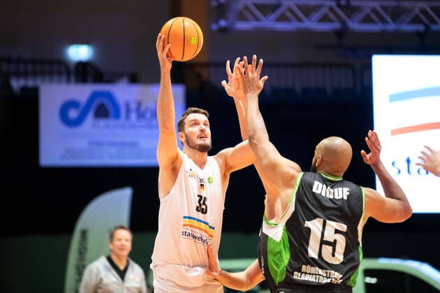 BARMER 2. Basketball Bundesliga ProA 9. Spieltag Saison 2020 2021 am 6.12.2020 Science City Jena vs RÖMERSTROM Gladiators Trier v.li. Stephan Haukohl (Jena) beim Korbleger gegen Kalidou Diouf (Trier) Sparkassen Arena Jena