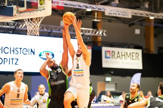 BARMER 2. Basketball Bundesliga ProA 9. Spieltag Saison 2020 2021 am 6.12.2020 Science City Jena vs RÖMERSTROM Gladiators Trier Stephan Haukohl (Jena) geht gegen links Kalidou Diouf (Trier) zum Dunking Sparkassen Arena Jena