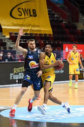Yorman Polas Bartolo (MHP Riesen Ludwigsburg) im Zweikampf mit Radii Caisin (HAKRO Merlins Crailsheim), GER, MHP Riesen Ludwigsburg vs. HAKRO Merlins Crailsheim, 06.12.2020, 5. Spieltag easycredit Basketball Bundesliga, Spielzeit 2020 2021. GER, MHP Riesen Ludwigsburg vs. HAKRO Merlins Crailsheim, 06.12.2020, 5. Spieltag easycredit Basketball Bundesliga, Spielzeit 2020 2021. Ludwigsburg Copyright: xMemmlerx Eibner-Pressefotox EP_mmr