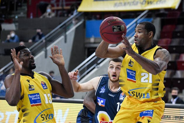 Tremmell Darden (MHP Riesen Ludwigsburg) und Yorman Polas Bartolo (MHP Riesen Ludwigsburg) im Zweikampf mit Radii Caisin (HAKRO Merlins Crailsheim), GER, MHP Riesen Ludwigsburg vs. HAKRO Merlins Crailsheim, 06.12.2020, 5. Spieltag easycredit Basketball Bundesliga, Spielzeit 2020 2021. GER, MHP Riesen Ludwigsburg vs. HAKRO Merlins Crailsheim, 06.12.2020, 5. Spieltag easycredit Basketball Bundesliga, Spielzeit 2020 2021. Ludwigsburg Copyright: xMemmlerx Eibner-Pressefotox EP_mmr