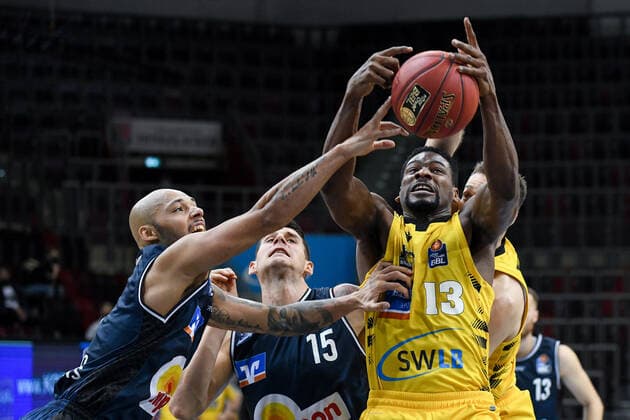 Sport Bilder des Tages Yorman Polas Bartolo (MHP Riesen Ludwigsburg) im Zweikampf mit Bogdan Radosavljevic (HAKRO Merlins Crailsheim) und Maurice Stuckey (HAKRO Merlins Crailsheim), GER, MHP Riesen Ludwigsburg vs. HAKRO Merlins Crailsheim, 06.12.2020, 5. Spieltag easycredit Basketball Bundesliga, Spielzeit 2020 2021. GER, MHP Riesen Ludwigsburg vs. HAKRO Merlins Crailsheim, 06.12.2020, 5. Spieltag easycredit Basketball Bundesliga, Spielzeit 2020 2021. Ludwigsburg Copyright: xMemmlerx Eibner-Pressefotox EP_mmr