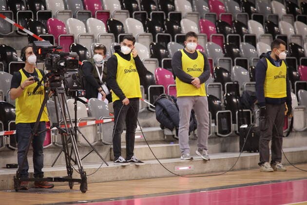 TV-Crew beim Spiel Telekom Baskets Bonn vs. EWE Baskets Oldenburg easyCredit BBL 1. Bundesliga , Saison 2020 2021 , 5. Spieltag