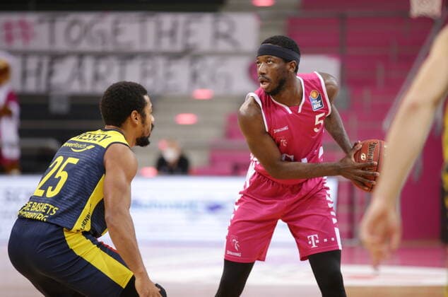 Josh Hagins Telekom Baskets Bonn vs. EWE Baskets Oldenburg easyCredit BBL 1. Bundesliga , Saison 2020 2021 , 5. Spieltag