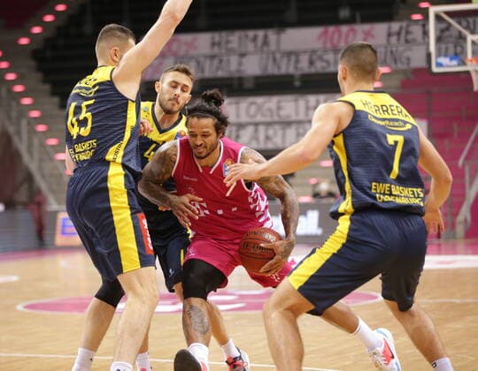Chris Babb Telekom Baskets Bonn vs. EWE Baskets Oldenburg easyCredit BBL 1. Bundesliga , Saison 2020 2021 , 5. Spieltag