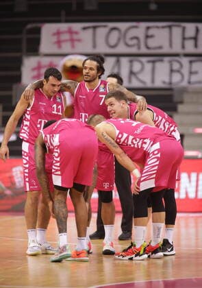 Chris Babb und Team Telekom Baskets Bonn vs. EWE Baskets Oldenburg easyCredit BBL 1. Bundesliga , Saison 2020 2021 , 5. Spieltag