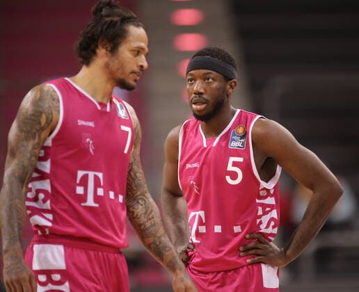 Chris Babb, Josh Hagins Telekom Baskets Bonn vs. EWE Baskets Oldenburg easyCredit BBL 1. Bundesliga , Saison 2020 2021 , 5. Spieltag