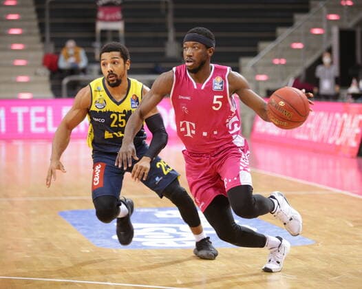 Josh Hagins Telekom Baskets Bonn vs. Phil Pressey EWE Baskets Oldenburg easyCredit BBL 1. Bundesliga , Saison 2020 2021 , 5. Spieltag