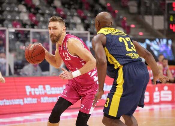 Deividas Gailius Telekom Baskets Bonn vs. Rickey Paulding EWE Baskets Oldenburg easyCredit BBL 1. Bundesliga , Saison 2020 2021 , 5. Spieltag