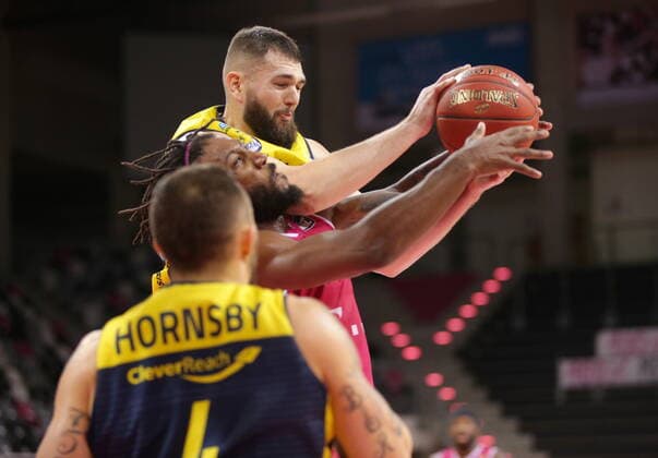 Xavier Pollard Telekom Baskets Bonn vs. Nathan Boothey EWE Baskets Oldenburg easyCredit BBL 1. Bundesliga , Saison 2020 2021 , 5. Spieltag