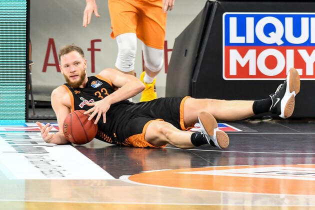 GER, BBL, ratiopharm ulm vs RASTA Vechta 06.12.2020, ratiopharm arena, Neu-Ulm, GER, BBL, ratiopharm ulm vs RASTA Vechta, im Bild Robin Christen (Vechta, 33) geht nach gewonnenem Rebound zu Boden