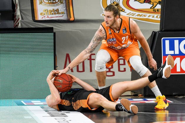 GER, BBL, ratiopharm ulm vs RASTA Vechta 06.12.2020, ratiopharm arena, Neu-Ulm, GER, BBL, ratiopharm ulm vs RASTA Vechta, im Bild Robin Christen (Vechta, 33), Dylan Osetkowski (Ulm, 21)