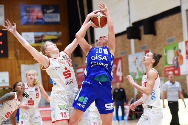 Basketball - Toyota 1. DBBL - GiroLive-Panthers Osnabrück vs. GISA LIONS SV Halle am 06.12.2020 in der OSC-Halle in Osnabrück. v.li. Frieda Bühner (GiroLive-Panthers Osnabrück) im Zweikampf gegen Barbora Kasparkowa (GISA LIONS SV Halle) Osnabrück OSC-Halle Niedersachsen Deutschland *** Basketball Toyota 1 DBBL GiroLive Panthers Osnabrück vs. GISA LIONS SV Hall on 06 12 2020 in the OSC Hall in Osnabrück vs. li Frieda Bühner GiroLive Panthers Osnabrück in the duel against Barbora Kasparkowa GISA LIONS SV Hall Osnabrück OSC Hall Lower Saxony Germany