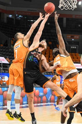 GER, BBL, ratiopharm ulm vs RASTA Vechta 06.12.2020, ratiopharm arena, Neu-Ulm, GER, BBL, ratiopharm ulm vs RASTA Vechta, im Bild John Petrucelli (Ulm, 7), Robin Christen (Vechta, 33) und Aric Holman (Ulm, 35) strecken sich beim Rebound