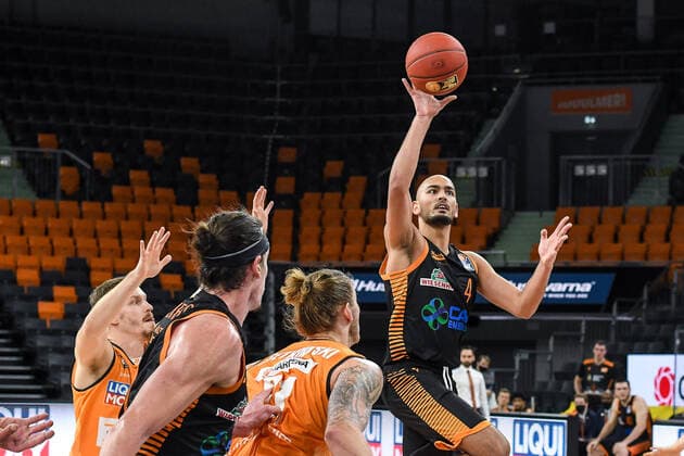GER, BBL, ratiopharm ulm vs RASTA Vechta 06.12.2020, ratiopharm arena, Neu-Ulm, GER, BBL, ratiopharm ulm vs RASTA Vechta, im Bild Stefan Peno (Vechta, 4) geht zum Korb