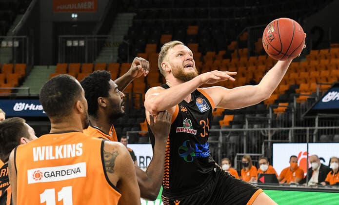 GER, BBL, ratiopharm ulm vs RASTA Vechta 06.12.2020, ratiopharm arena, Neu-Ulm, GER, BBL, ratiopharm ulm vs RASTA Vechta, im Bild Isaiah Wilkins (Ulm, 11) und Aric Holman (Ulm, 35) können Robin Christen (Vechta, 33) nicht am erfolgreichen Korb hindern