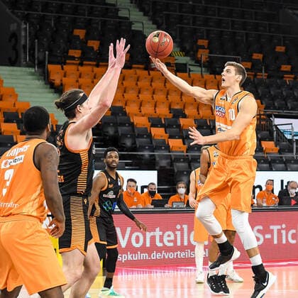 GER, BBL, ratiopharm ulm vs RASTA Vechta 06.12.2020, ratiopharm arena, Neu-Ulm, GER, BBL, ratiopharm ulm vs RASTA Vechta, im Bild Christoph Philipps (Ulm, 10) geht zum Korb