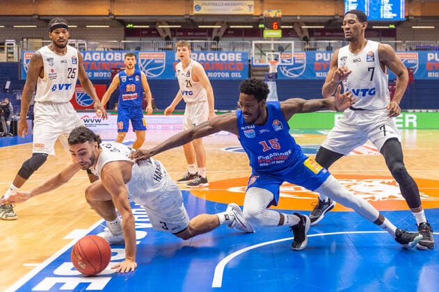 Shavon Coleman (MBC) gegen Max Dileo (Hamburg Towers) Syntainics MBC vs. Hamburg TOWERS (Pünktlich) Mitteldeutscher Basketball Club, easy Credit BBL, Basketball Bundesliga Weißenfels 06.12.2020 Foto: Holger John Weißenfels Sachsen-Anhalt Deutschland