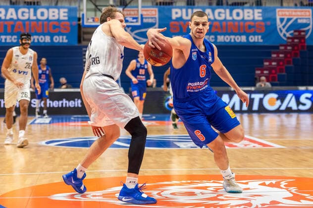 Marko Krstanovic (MBC) gegen Jordan Swing (Hamburg Towers) Syntainics MBC vs. Hamburg TOWERS (Pünktlich) Mitteldeutscher Basketball Club, easy Credit BBL, Basketball Bundesliga Weißenfels 06.12.2020 Foto: Holger John Weißenfels Sachsen-Anhalt Deutschland