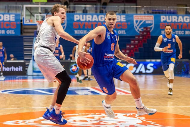 Marko Krstanovic (MBC) gegen Jordan Swing (Hamburg Towers) Syntainics MBC vs. Hamburg TOWERS (Pünktlich) Mitteldeutscher Basketball Club, easy Credit BBL, Basketball Bundesliga Weißenfels 06.12.2020 Foto: Holger John Weißenfels Sachsen-Anhalt Deutschland