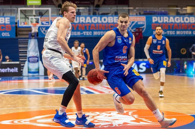 Marko Krstanovic (MBC) gegen Jordan Swing (Hamburg Towers) Syntainics MBC vs. Hamburg TOWERS (Pünktlich) Mitteldeutscher Basketball Club, easy Credit BBL, Basketball Bundesliga Weißenfels 06.12.2020 Foto: Holger John Weißenfels Sachsen-Anhalt Deutschland
