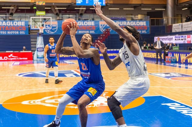 Kyndahl Hill (MBC) gegen Terry Allen (Hamburg Towers) Syntainics MBC vs. Hamburg TOWERS (Pünktlich) Mitteldeutscher Basketball Club, easy Credit BBL, Basketball Bundesliga Weißenfels 06.12.2020 Foto: Holger John Weißenfels Sachsen-Anhalt Deutschland