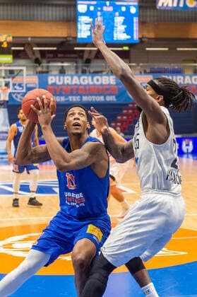 Kyndahl Hill (MBC) gegen Terry Allen (Hamburg Towers) Syntainics MBC vs. Hamburg TOWERS (Pünktlich) Mitteldeutscher Basketball Club, easy Credit BBL, Basketball Bundesliga Weißenfels 06.12.2020 Foto: Holger John Weißenfels Sachsen-Anhalt Deutschland