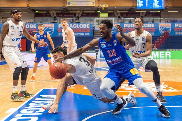 Shavon Coleman (MBC) gegen Max Dileo (Hamburg Towers) Syntainics MBC vs. Hamburg TOWERS (Pünktlich) Mitteldeutscher Basketball Club, easy Credit BBL, Basketball Bundesliga Weißenfels 06.12.2020 Foto: Holger John Weißenfels Sachsen-Anhalt Deutschland