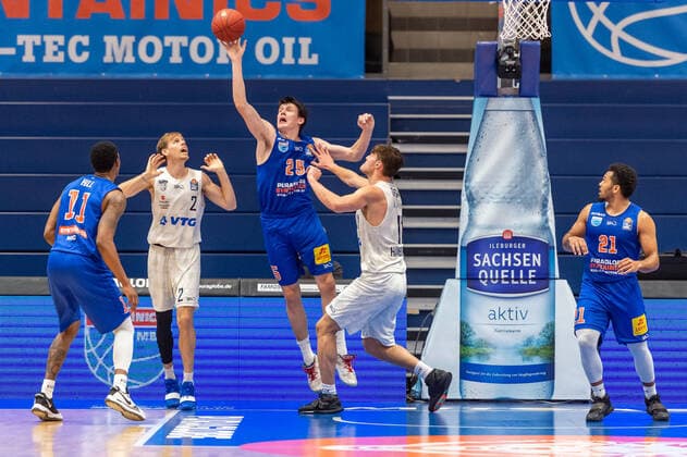 AJ Brodeur (MBC) Sieger beim Rebound Syntainics MBC vs. Hamburg TOWERS (Pünktlich) Mitteldeutscher Basketball Club, easy Credit BBL, Basketball Bundesliga Weißenfels 06.12.2020 Foto: Holger John Weißenfels Sachsen-Anhalt Deutschland