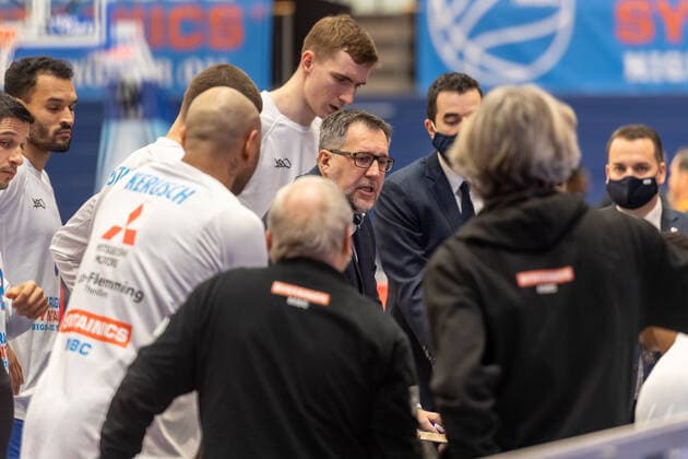 Silvano Poropat (Head Coach , MBC) mit Ansprache in der Auszeit Syntainics MBC vs. Hamburg TOWERS (Pünktlich) Mitteldeutscher Basketball Club, easy Credit BBL, Basketball Bundesliga Weißenfels 06.12.2020 Foto: Holger John Weißenfels Sachsen-Anhalt Deutschland