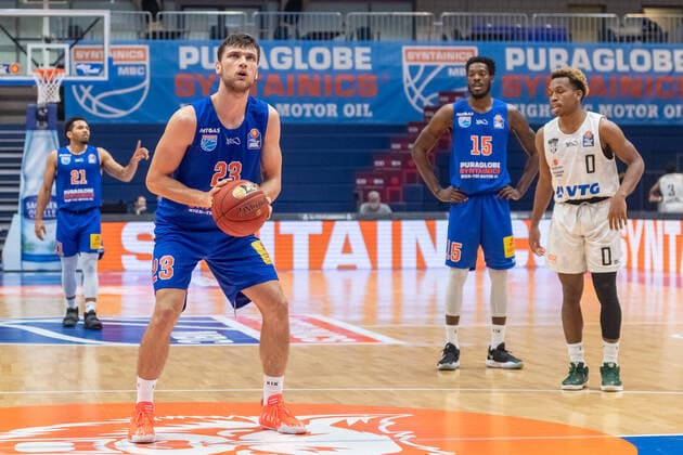 Michal Michalak (MBC) beim Freiwurf Syntainics MBC vs. Hamburg TOWERS (Pünktlich) Mitteldeutscher Basketball Club, easy Credit BBL, Basketball Bundesliga Weißenfels 06.12.2020 Foto: Holger John Weißenfels Sachsen-Anhalt Deutschland