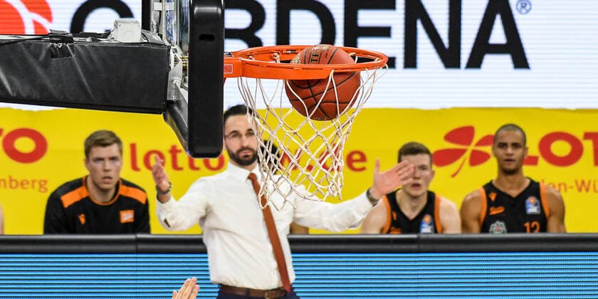 Sport Bilder des Tages GER, BBL, ratiopharm ulm vs RASTA Vechta 06.12.2020, ratiopharm arena, Neu-Ulm, GER, BBL, ratiopharm ulm vs RASTA Vechta, im Bild Frust bei Thomas Päch Paech (Vechta) bei einem Korb der Ulmer Mannschaft