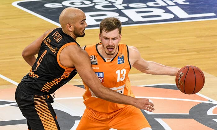 GER, BBL, ratiopharm ulm vs RASTA Vechta 06.12.2020, ratiopharm arena, Neu-Ulm, GER, BBL, ratiopharm ulm vs RASTA Vechta, im Bild Stefan Peno (Vechta, 4), Andreas Obst (Ulm, 13)